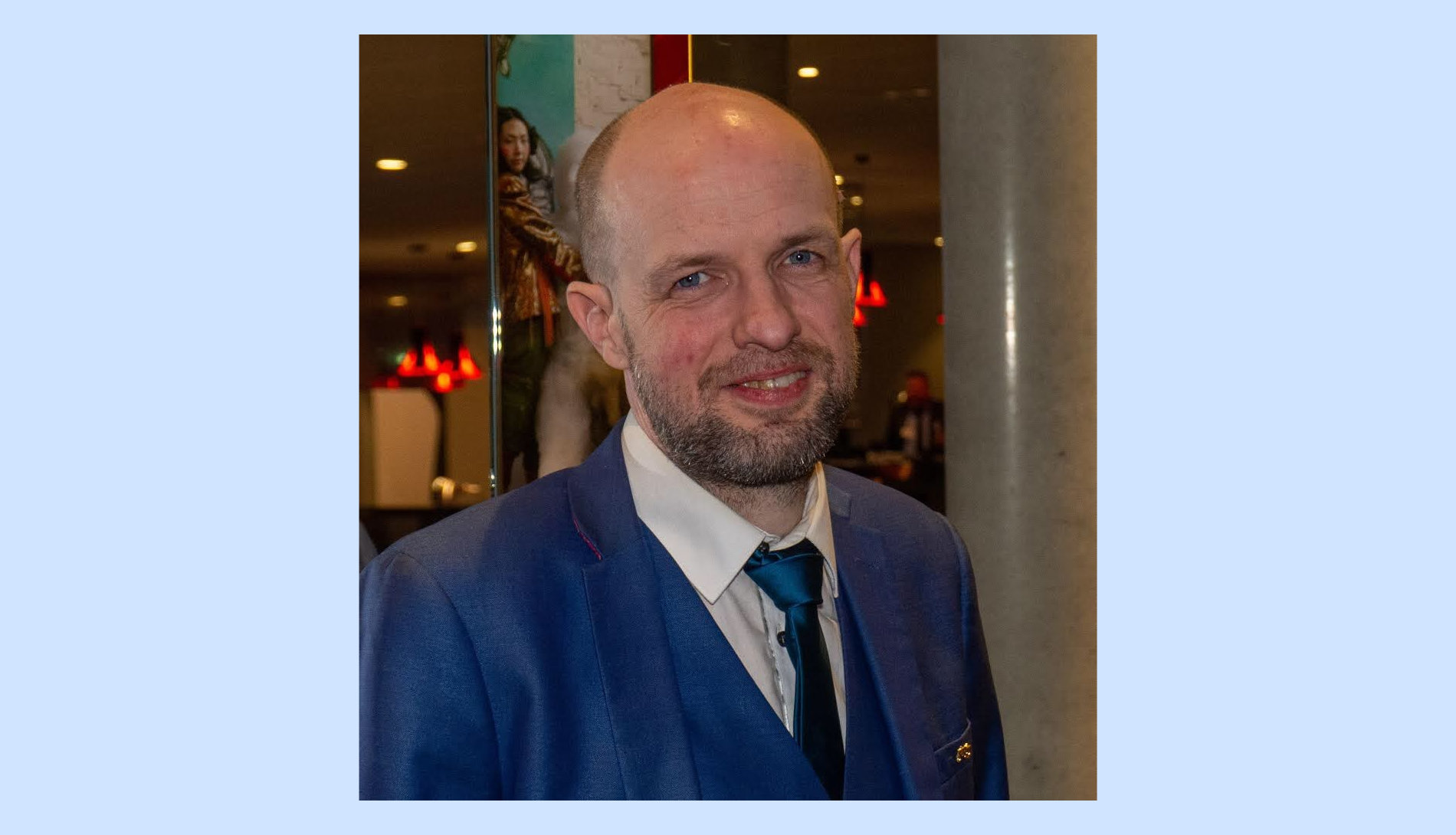 frank willy blå bakgrund